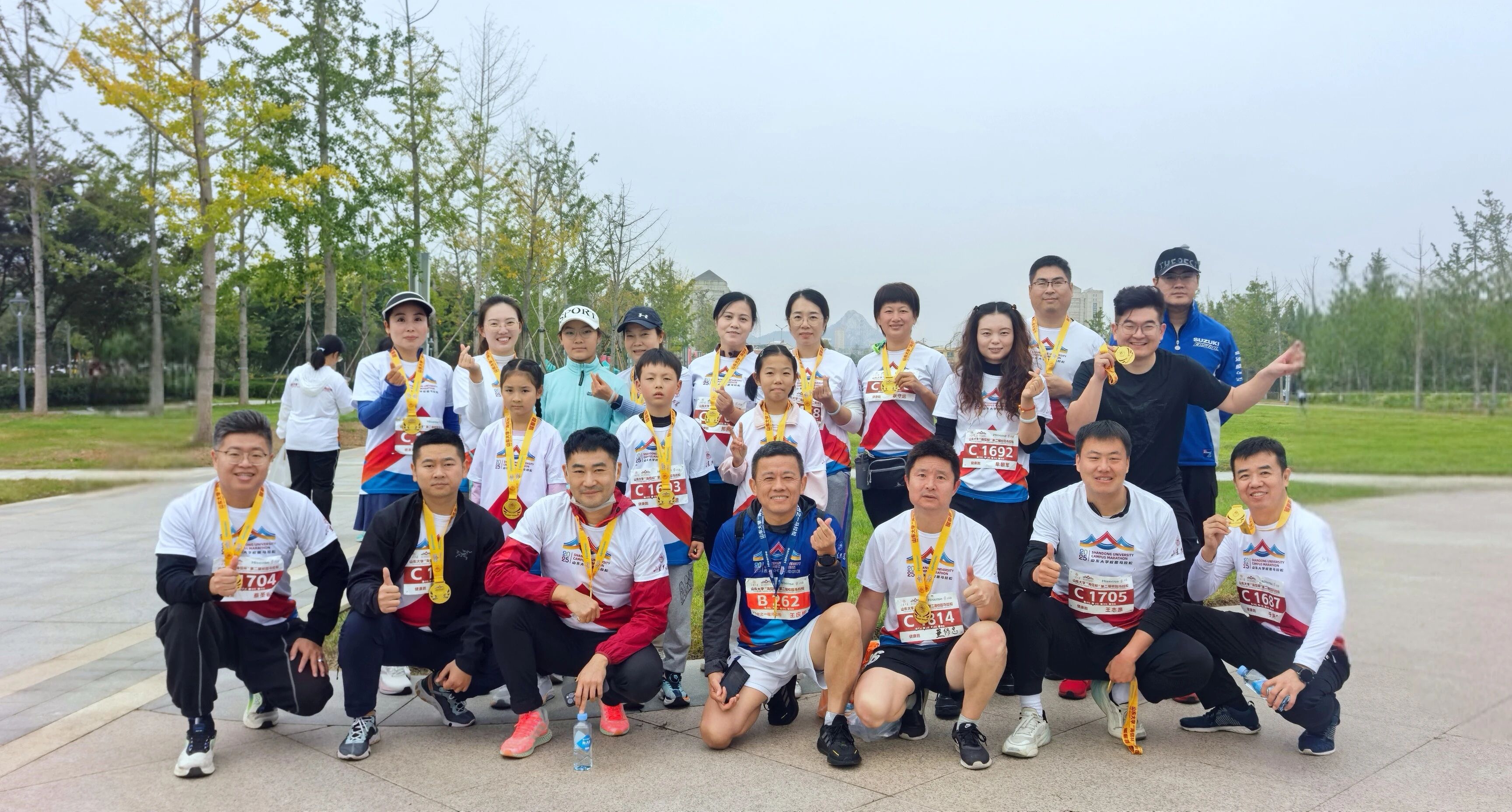 山大華天參加山東大學(xué)“海信杯”第二屆校園馬拉松合影